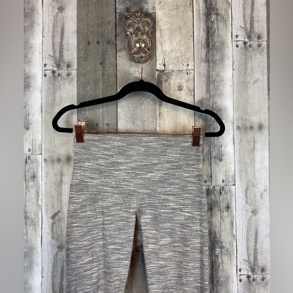 Lululemon Wunder Under Crop II Scallop 23" in We Are From Space Size 6. - Picture 4 of 15